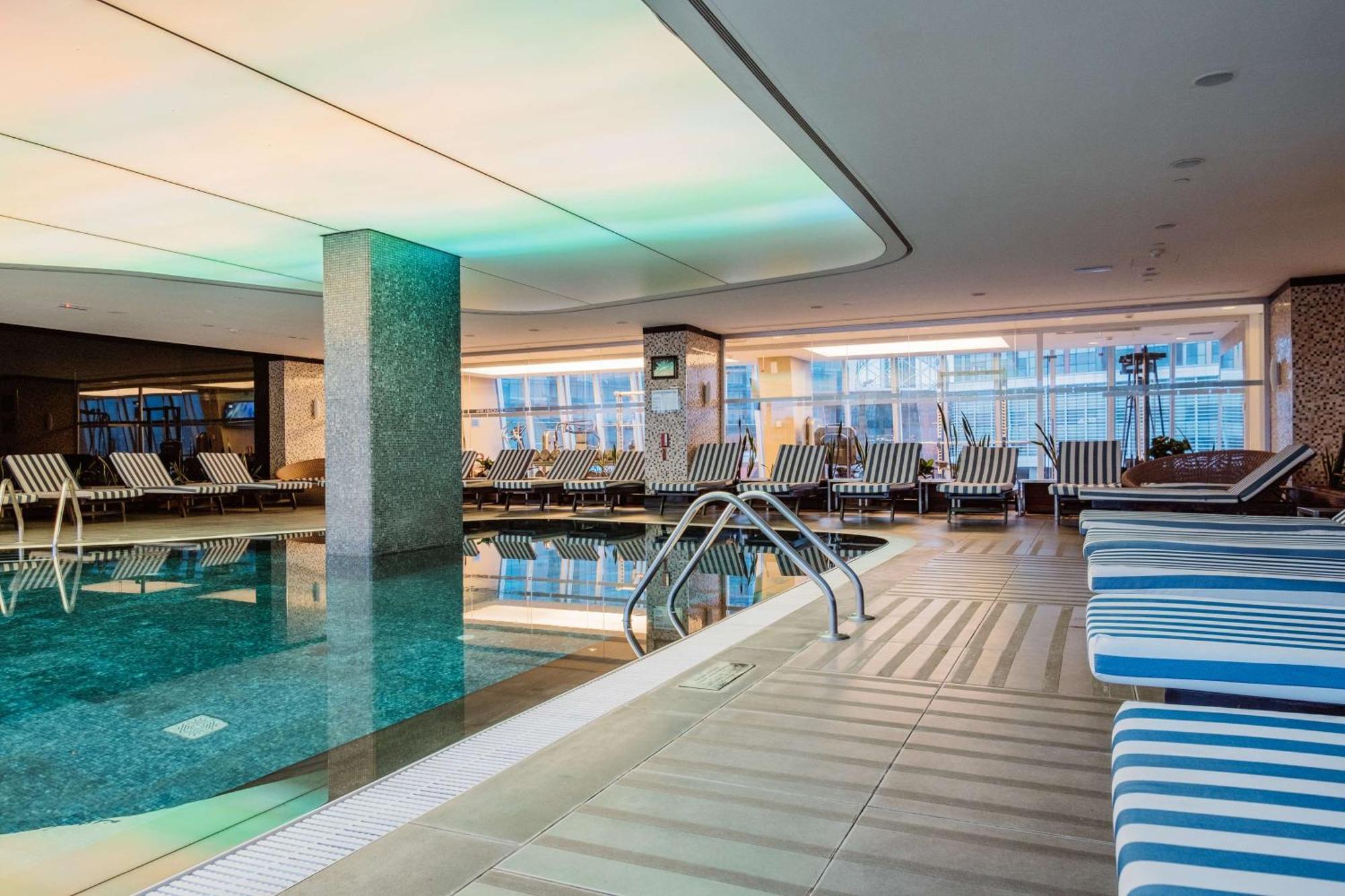 Radisson Blu Hotel באטומי מראה חיצוני תמונה The pool at the InterContinental London The O2